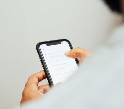 An expert doing mobile device data recovery.