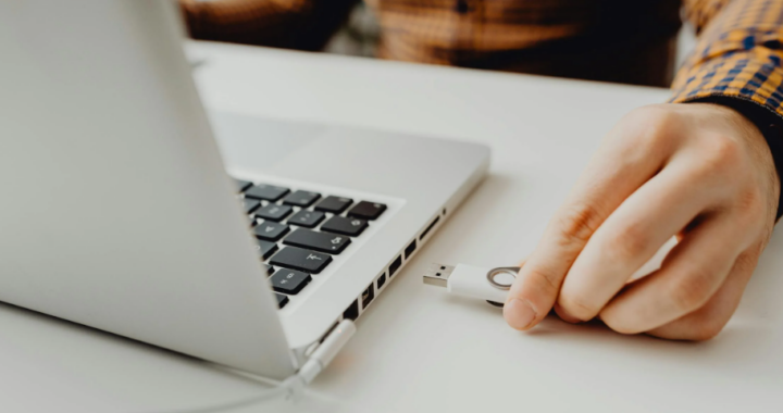 Digital evidence handling by a forensics expert.