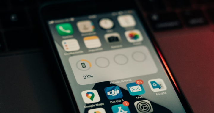 Smartphone screen showing a battery widget and apps